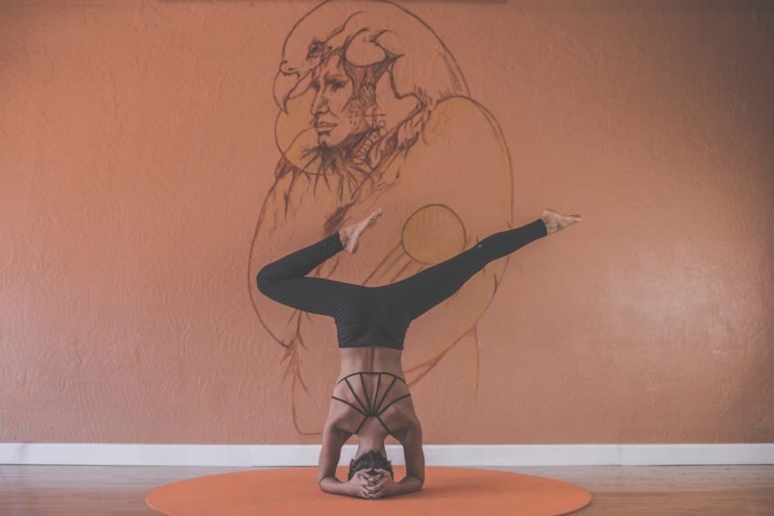 13 Thoughts You Have During Your First Yoga Class