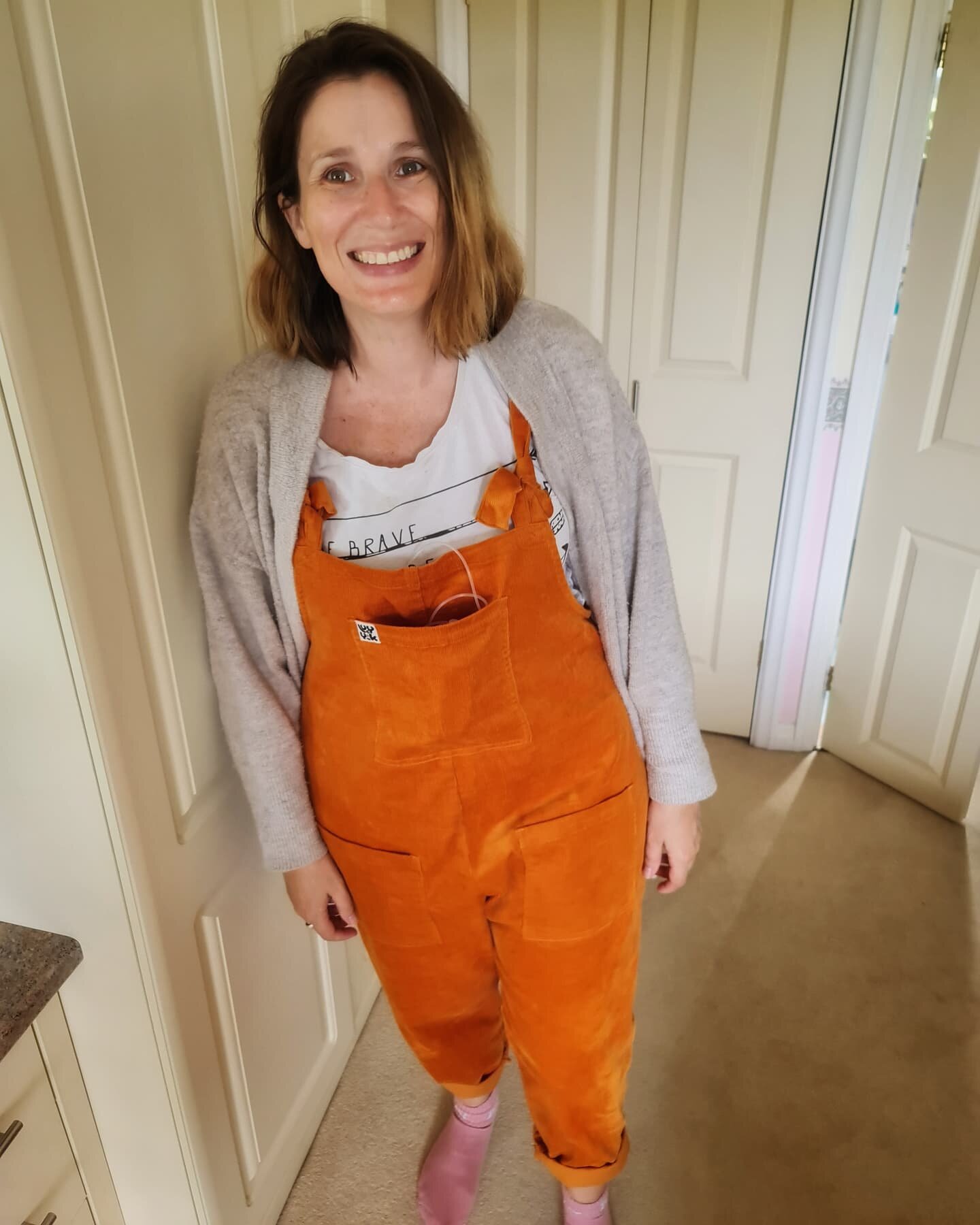Rocking the latest in chemo chic. It's a look and I'm owning it. These dungarees are perfect for hiding your pump in the top pocket.
Yesterday was a bit rough. New chemo meds this time so I'm just hoping it's my body adjusting and now I know what to expect for the next infusion. I'm now hooked up to the chemo pump until 4pm tomorrow where I will go to the hospital to have it removed and then we repeat in two weeks time. We are aiming for 3 months on this treatment, possibly 6 months but we shall see. 
Feeling okayish today. All praise the steroids. Overall, I'm feeling hugely grateful for the fact I'm receiving this treatment. I'm reading of hospitals cancelling cancer treatments and operations in England because of the impact "Freedom Day" has had on hospitals. Give @shutterdoodles post a read. She explains what Freedom Day means for her. 
#bowelcancerawareness #bowelcanceruk