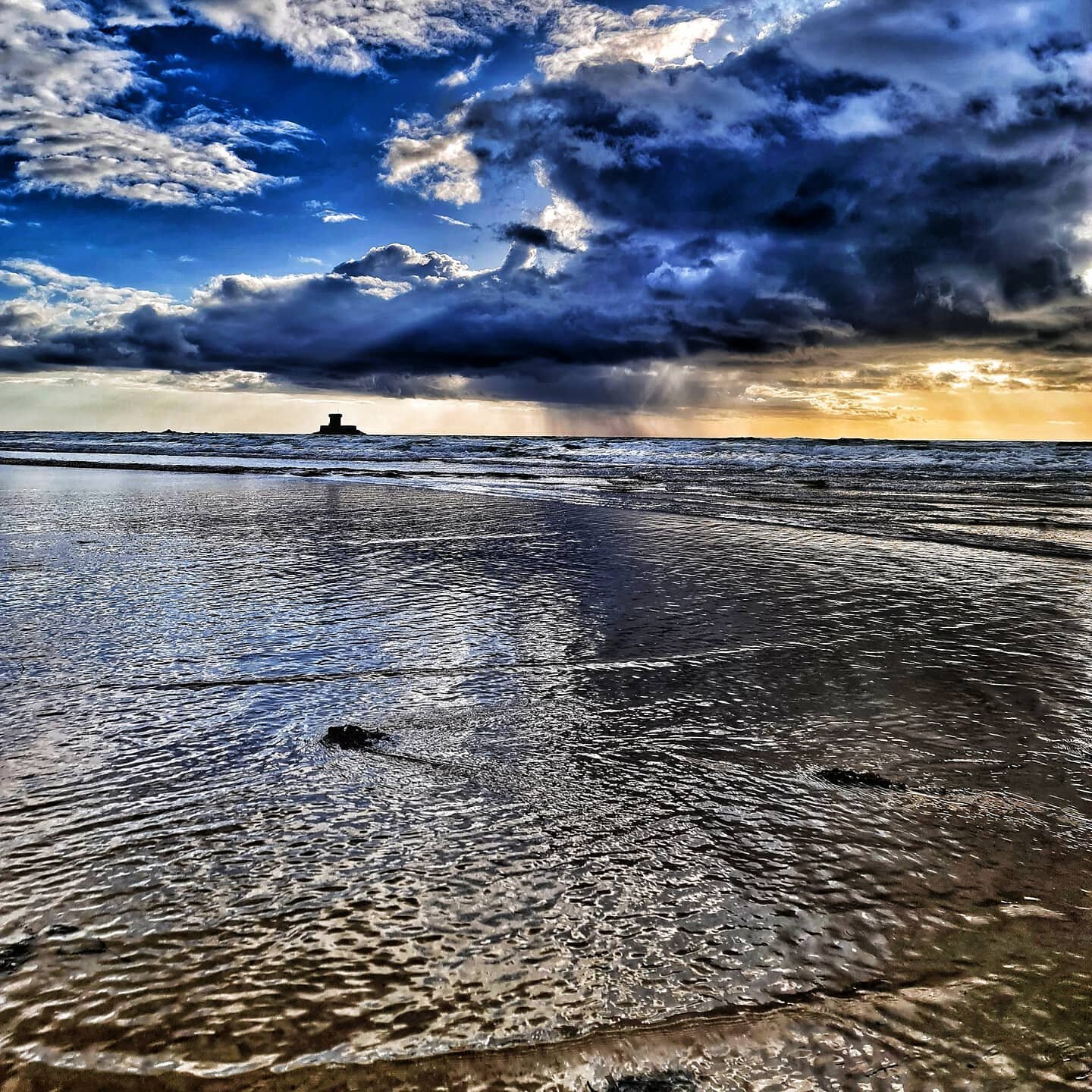 Storm clouds on the horizon. ⛈ Photo taken just before the heavens opened. 
#theislandbreak #calmness #jerseychannelislands #jerseyci #visitjersey #naturephotography #seascape