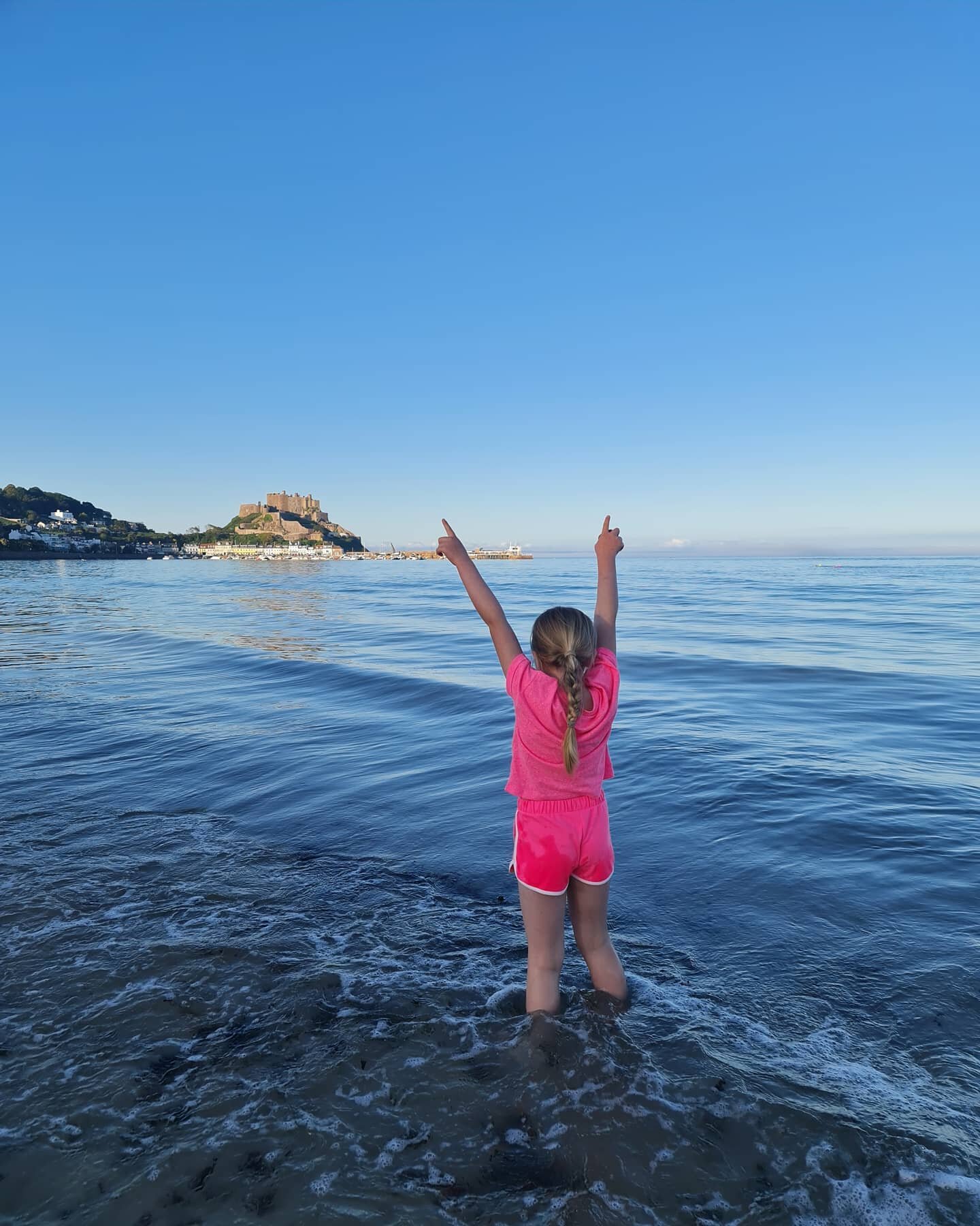 Caf&eacute; Del Gorey. The Ibiza vibes are strong with this one. 🥳
An impromptu trip to the beach with fish and chips for dinner and a paddle in the sea for afters. 💛 More days like this please.