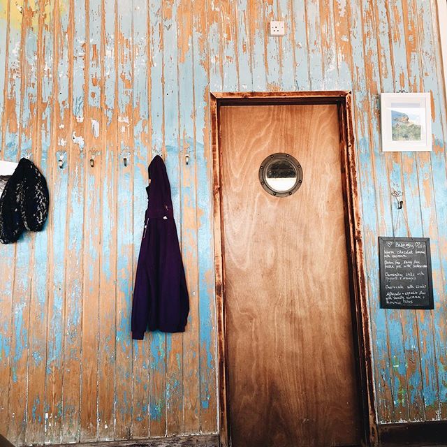 Pretty views and pretty walls in @porteletbaycafe Hoping to return Easter weekend to try the pizzas! #jerseyci #experiencejersey #interiordesign #interiors #walldecor #coffeshop #blog #blogging #blogger #thatsdarling
