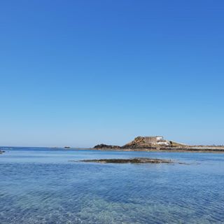 I think blue might be my favourite colour 💙 That little island you can see is actually a Second World War German Bunker and nestled in there is Faulkner Fisheries. You can go and choose your fish and they will barbecue it for you there and then. You can even have your fish with a side of freshly dug Jersey Royals. Then you choose your picnic table and enjoy your glorious meal with a view of the Atlantic ocean. It doesn't get much better than that. #theislandbreak #visitjersey🇯🇪 #visitjerseyci #jerseyci #vitaminsea #beachlifevibes #seascape #sea_sky_nature #nofilterneeded